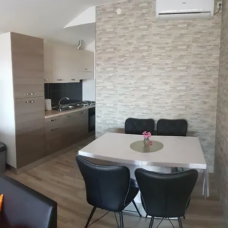 Andrea Apartment *